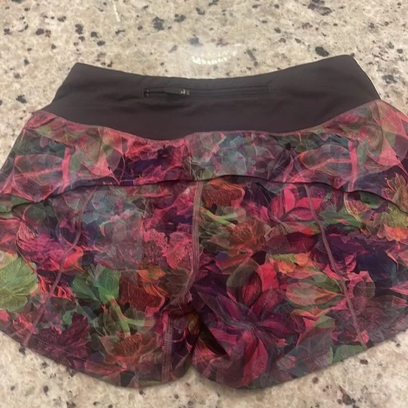 Lulu lemon size 4 speed - Picture 3 of 4